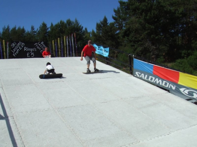  在我们的干滑雪坡上学习滑雪板 